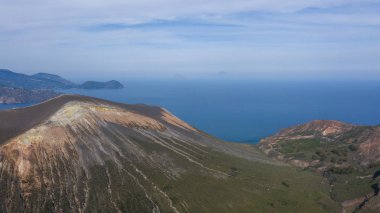 Vulcano Adası 'ndaki fümerollü Amazing Grand Vulcano kraterinden Eolie Adaları' ndaki Lipari 'ye uçan dron görüntüsü. Kraterin panoramik görünümünü İtalya, Sicilya (dizi) aldı)