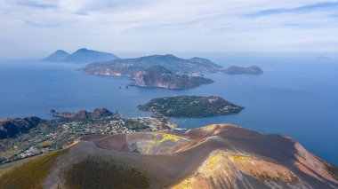 Vulcano Adası 'ndaki fümerollü Amazing Grand Vulcano kraterinden Eolie Adaları' ndaki Lipari 'ye uçan dron görüntüsü. Kraterin panoramik görünümünü İtalya, Sicilya (dizi) aldı)