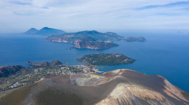 Vulcano Adası 'ndaki fümerollü Amazing Grand Vulcano kraterinden Eolie Adaları' ndaki Lipari 'ye uçan dron görüntüsü. Kraterin panoramik görünümünü İtalya, Sicilya (dizi) aldı)