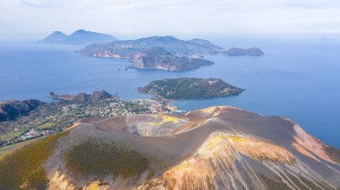 Vulcano Adası 'ndaki fümerollü Amazing Grand Vulcano kraterinden Eolie Adaları' ndaki Lipari 'ye uçan dron görüntüsü. Kraterin panoramik görünümünü İtalya, Sicilya (dizi) aldı)