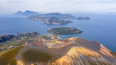 Vulcano Adası 'ndaki fümerollü Amazing Grand Vulcano kraterinden Eolie Adaları' ndaki Lipari 'ye uçan dron görüntüsü. Kraterin panoramik görünümünü İtalya, Sicilya (dizi) aldı)