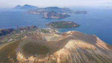 Vulcano Adası 'ndaki fümerollü Amazing Grand Vulcano kraterinden Eolie Adaları' ndaki Lipari 'ye uçan dron görüntüsü. Kraterin panoramik görünümünü İtalya, Sicilya (dizi) aldı)