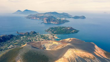 Vulcano Adası 'ndaki fümerollü Amazing Grand Vulcano kraterinden Eolie Adaları' ndaki Lipari 'ye uçan dron görüntüsü. Kraterin panoramik görünümünü İtalya, Sicilya (dizi) aldı)
