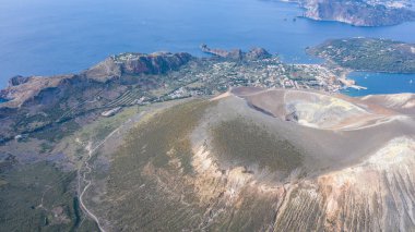 Vulcano Adası 'ndaki fümerollü Amazing Grand Vulcano kraterinden Eolie Adaları' ndaki Lipari 'ye uçan dron görüntüsü. Kraterin panoramik görünümünü İtalya, Sicilya (dizi) aldı)