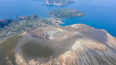 Vulcano Adası 'ndaki fümerollü Amazing Grand Vulcano kraterinden Eolie Adaları' ndaki Lipari 'ye uçan dron görüntüsü. Kraterin panoramik görünümünü İtalya, Sicilya (dizi) aldı)