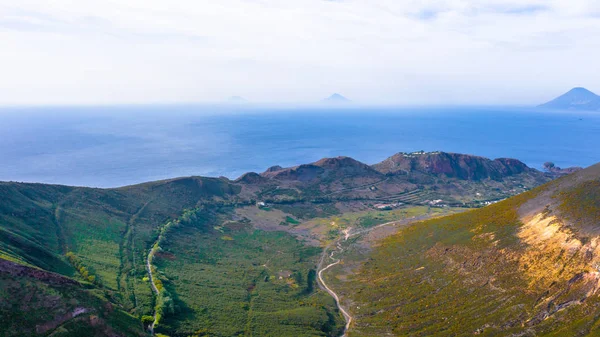 Vulcano Adası 'ndaki fümerollü Amazing Grand Vulcano kraterinden Eolie Adaları' ndaki Lipari 'ye uçan dron görüntüsü. Kraterin panoramik görünümünü İtalya, Sicilya (dizi) aldı)