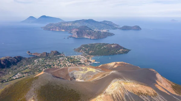 Vulcano Adası 'ndaki fümerollü Amazing Grand Vulcano kraterinden Eolie Adaları' ndaki Lipari 'ye uçan dron görüntüsü. Kraterin panoramik görünümünü İtalya, Sicilya (dizi) aldı)