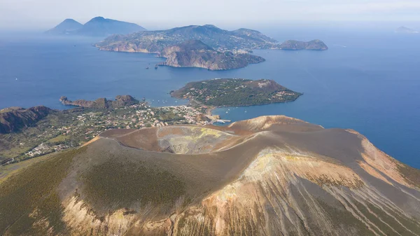 乌尔卡诺岛上令人惊奇的大乌尔卡诺火山口的无人驾驶飞机 带着漏斗 从空中拍摄到的照片 进入了奥利群岛的丽帕丽岛 意大利西西里火山口全景 — 图库照片