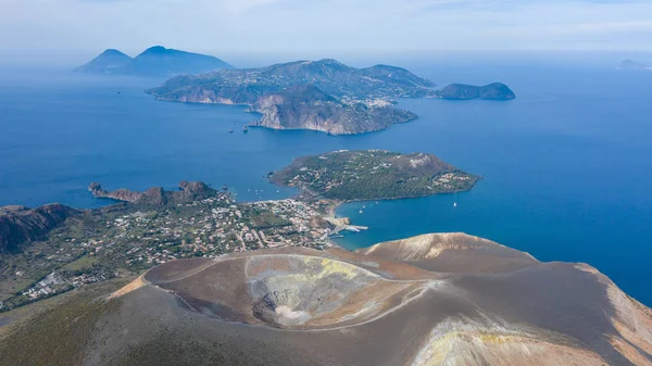 Vulcano Adası 'ndaki fümerollü Amazing Grand Vulcano kraterinden Eolie Adaları' ndaki Lipari 'ye uçan dron görüntüsü. Kraterin panoramik görünümünü İtalya, Sicilya (dizi) aldı)