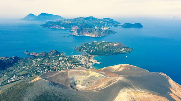 Vulcano Adası 'ndaki fümerollü Amazing Grand Vulcano kraterinden Eolie Adaları' ndaki Lipari 'ye uçan dron görüntüsü. Kraterin panoramik görünümünü İtalya, Sicilya (dizi) aldı)