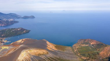 Vulcano Adası 'ndaki fümerollü Amazing Grand Vulcano kraterinden Eolie Adaları' ndaki Lipari 'ye uçan dron görüntüsü. Kraterin panoramik görünümünü İtalya, Sicilya (dizi) aldı)