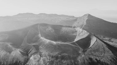 Gün doğumunda adada fümerollü Muhteşem Vulcano kraterinin uçan insansız hava aracı görüntüsü. Vulcano 'dan, Lipari' ye, Eolie Adalarına. Kraterin panoramik görüntüsü İtalya ve Sicilya 'yı ele geçirdi