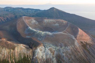 Gün batımında adada fümerollü Muhteşem Vulcano kraterinin uçan dronundan havadan çekilmiş bir fotoğraf. Vulcano 'dan, Lipari' ye, Eolie Adalarına. Kraterin panoramik görünümünü İtalya, Sicilya (dizi) aldı)