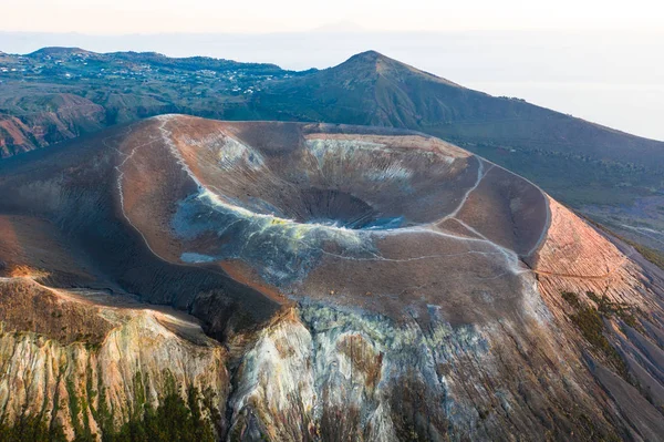 Gün batımında adada fümerollü Muhteşem Vulcano kraterinin uçan dronundan havadan çekilmiş bir fotoğraf. Vulcano 'dan, Lipari' ye, Eolie Adalarına. Kraterin panoramik görünümünü İtalya, Sicilya (dizi) aldı)