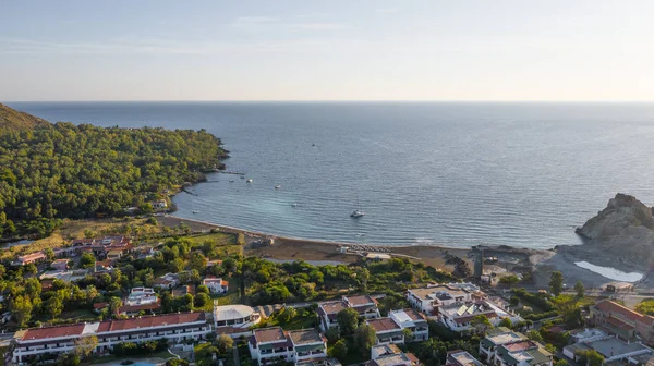 Foto Vista Aérea Del Dron Volador Playa Arena Negra Con —  Fotos de Stock