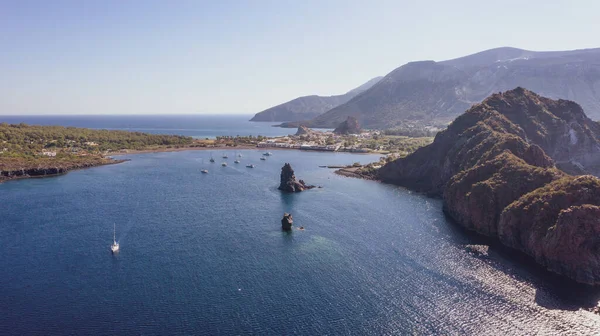 Foto Aerea Dal Drone Volante Della Spiaggia Sabbia Nera Con — Foto Stock