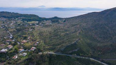 Bir yaz günü, Vulcano Adası volkanı dağ yollarındaki Panoramik Manzara 'nın uçan insansız hava aracının havadan çekilmiş fotoğrafı. Lipari ve Salina Aeolian Adaları, Sicilya, İtalya. (seri)