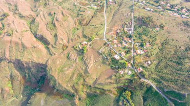 Bir yaz günü, Vulcano Adası volkanı dağ yollarındaki Panoramik Manzara 'nın uçan insansız hava aracının havadan çekilmiş fotoğrafı. Lipari ve Salina Aeolian Adaları, Sicilya, İtalya. (seri)
