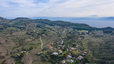 Bir yaz günü, Vulcano Adası volkanı dağ yollarındaki Panoramik Manzara 'nın uçan insansız hava aracının havadan çekilmiş fotoğrafı. Lipari ve Salina Aeolian Adaları, Sicilya, İtalya. (seri)