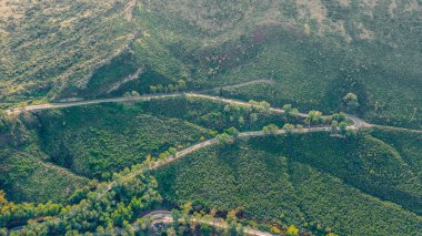 Bir yaz günü, Vulcano Adası volkanı dağ yollarındaki Panoramik Manzara 'nın uçan insansız hava aracının havadan çekilmiş fotoğrafı. Lipari ve Salina Aeolian Adaları, Sicilya, İtalya. (seri)