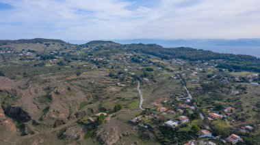 Bir yaz günü, Vulcano Adası volkanı dağ yollarındaki Panoramik Manzara 'nın uçan insansız hava aracının havadan çekilmiş fotoğrafı. Lipari ve Salina Aeolian Adaları, Sicilya, İtalya. (seri)