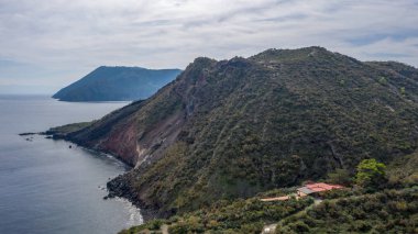 Vulcano Adası 'ndan Lipari ve Aelian Adaları' nın Salina Adası 'na uçan insansız hava aracının havadan çekilmiş fotoğrafı.)