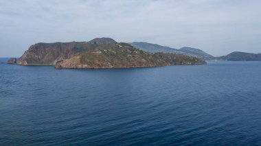 Vulcano Adası 'ndan Lipari ve Aelian Adaları' nın Salina Adası 'na uçan insansız hava aracının havadan çekilmiş fotoğrafı.)