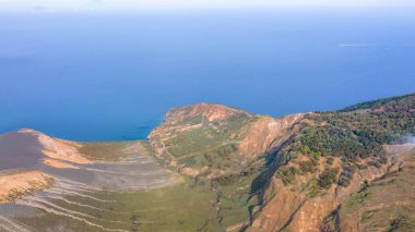 Vulcano Adası 'ndan Lipari ve Aelian Adaları' nın Salina Adası 'na uçan insansız hava aracının havadan çekilmiş fotoğrafı.)