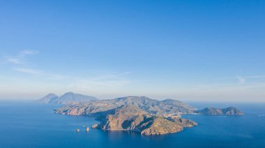 Vulcano Adası 'ndan Lipari ve Aelian Adaları' nın Salina Adası 'na uçan insansız hava aracının havadan çekilmiş fotoğrafı.)