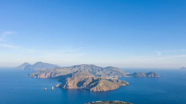Vulcano Adası 'ndan Lipari ve Aelian Adaları' nın Salina Adası 'na uçan insansız hava aracının havadan çekilmiş fotoğrafı.)