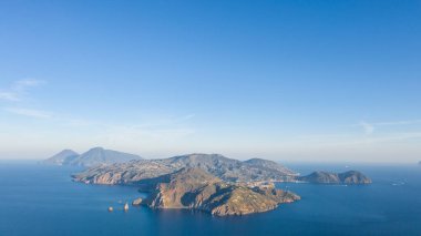 Vulcano Adası 'ndan Lipari ve Aelian Adaları' nın Salina Adası 'na uçan insansız hava aracının havadan çekilmiş fotoğrafı.)
