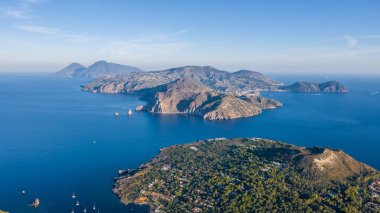 Vulcano Adası 'ndan Lipari ve Aelian Adaları' nın Salina Adası 'na uçan insansız hava aracının havadan çekilmiş fotoğrafı.)