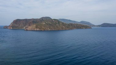 Vulcano Adası 'ndan Lipari ve Aelian Adaları' nın Salina Adası 'na uçan insansız hava aracının havadan çekilmiş fotoğrafı.)
