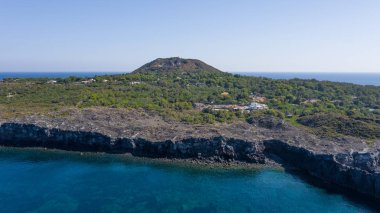 Vulcano Adası 'ndan Lipari ve Aelian Adaları' nın Salina Adası 'na uçan insansız hava aracının havadan çekilmiş fotoğrafı.)