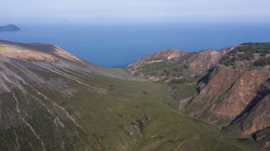 Vulcano Adası 'ndan Lipari ve Aelian Adaları' nın Salina Adası 'na uçan insansız hava aracının havadan çekilmiş fotoğrafı.)