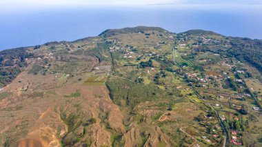 Vulcano Adası 'ndan Lipari ve Aelian Adaları' nın Salina Adası 'na uçan insansız hava aracının havadan çekilmiş fotoğrafı.)