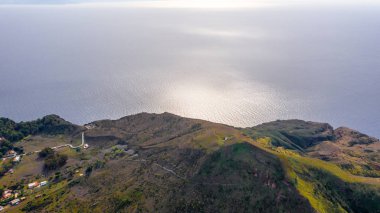 Vulcano Adası 'ndan Lipari ve Aelian Adaları' nın Salina Adası 'na uçan insansız hava aracının havadan çekilmiş fotoğrafı.)