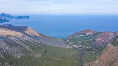 Vulcano Adası 'ndan Lipari ve Aelian Adaları' nın Salina Adası 'na uçan insansız hava aracının havadan çekilmiş fotoğrafı.)