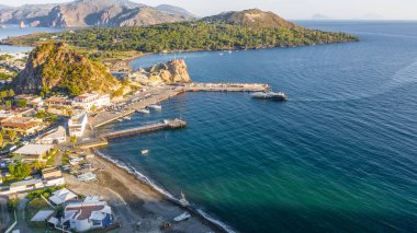 Vulcano Adası 'ndan Lipari ve Aelian Adaları' nın Salina Adası 'na uçan insansız hava aracının havadan çekilmiş fotoğrafı.)