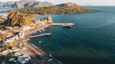 Vulcano Adası 'ndan Lipari ve Aelian Adaları' nın Salina Adası 'na uçan insansız hava aracının havadan çekilmiş fotoğrafı.)