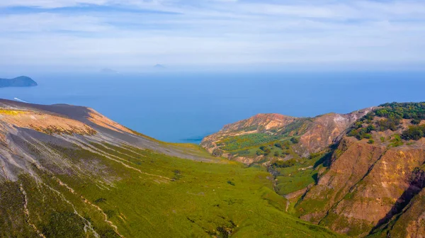 Vulcano Adası 'ndan Lipari ve Aelian Adaları' nın Salina Adası 'na uçan insansız hava aracının havadan çekilmiş fotoğrafı.)