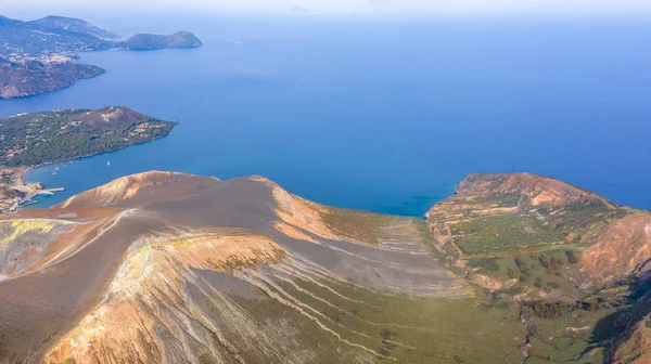 Vulcano Adası 'ndan Lipari ve Aelian Adaları' nın Salina Adası 'na uçan insansız hava aracının havadan çekilmiş fotoğrafı.)