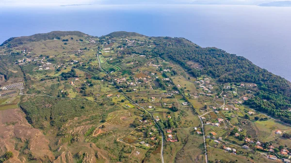 Vulcano Adası 'ndan Lipari ve Aelian Adaları' nın Salina Adası 'na uçan insansız hava aracının havadan çekilmiş fotoğrafı.)