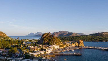 Hava görüntüsü Vulcano Adası 'ndan Lipari ve İtalya' nın Aelian Adaları 'ndaki Salina Adası' na güzel bir yaz gününde mavi gökyüzü ile uçan drone 'lardan.