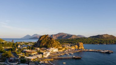 Hava görüntüsü Vulcano Adası 'ndan Lipari ve İtalya' nın Aelian Adaları 'ndaki Salina Adası' na güzel bir yaz gününde mavi gökyüzü ile uçan drone 'lardan.