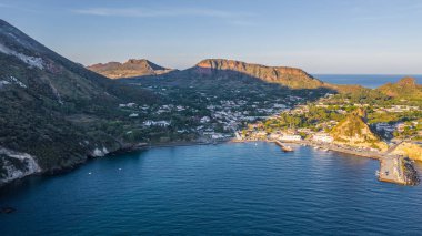 Hava görüntüsü Vulcano Adası 'ndan Lipari ve İtalya' nın Aelian Adaları 'ndaki Salina Adası' na güzel bir yaz gününde mavi gökyüzü ile uçan drone 'lardan.
