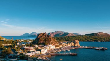 Hava görüntüsü Vulcano Adası 'ndan Lipari ve İtalya' nın Aelian Adaları 'ndaki Salina Adası' na güzel bir yaz gününde mavi gökyüzü ile uçan drone 'lardan.