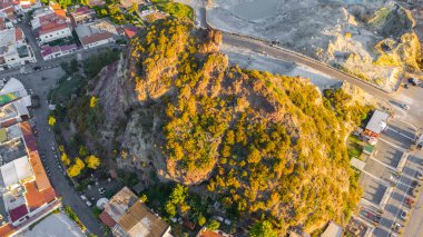 Hava görüntüsü Vulcano Adası 'ndan Lipari ve İtalya' nın Aelian Adaları 'ndaki Salina Adası' na güzel bir yaz gününde mavi gökyüzü ile uçan drone 'lardan.