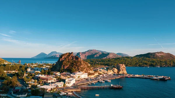 Hava görüntüsü Vulcano Adası 'ndan Lipari ve İtalya' nın Aelian Adaları 'ndaki Salina Adası' na güzel bir yaz gününde mavi gökyüzü ile uçan drone 'lardan.