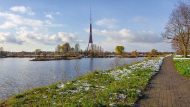 Daugava, Riga köprüleri ve televizyon kulesinin arka planındaki ilk kar Ekim. Letonya, Riga